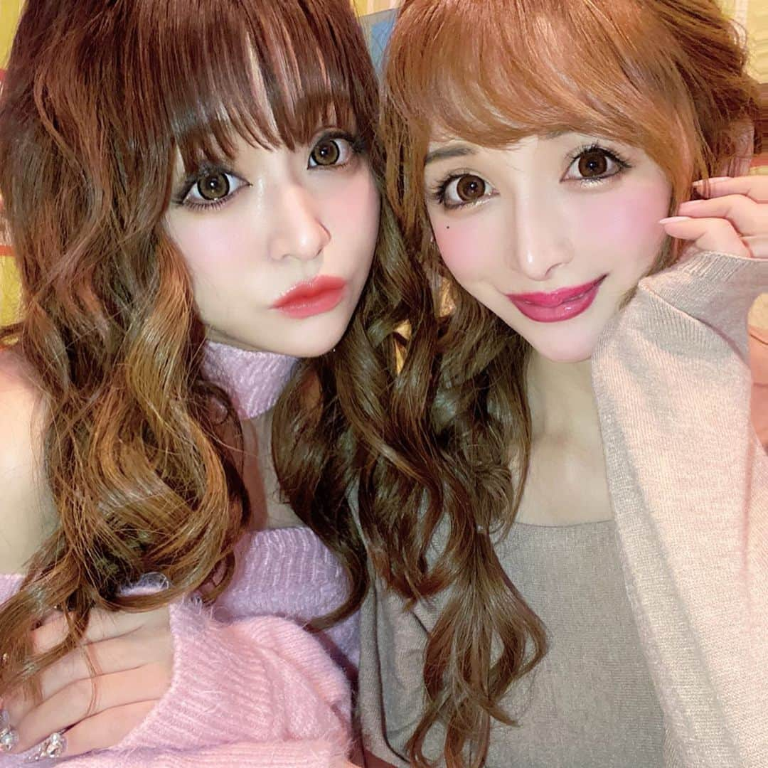 桜井莉菜さんのインスタグラム写真 - (桜井莉菜Instagram)「インスタライブ見てくれた 皆様ありがとうございました❤️ さき @saki_411 と、映画に行く前の少しの時間だけお付き合い頂きました💓 映画はね、 まさかのクリスマス終わってから【ラストクリスマス】を観てきました🤣🎄✨ 期待無しに何気に観に行ったけど、結構衝撃だった🤭 見た人いる？？ 意外な結末だったね🙋‍♀️ そして、 私は昨日で仕事納めしたので、今日は家でゆっくりまったり☺️💓 今ご長寿早押しクイズ見て涙流して笑ってる🤣🤣🤣 #インスタライブ#ラストクリスマス#仕事納め#ご長寿早押しクイズ#年末」12月29日 20時40分 - rina__sakurai