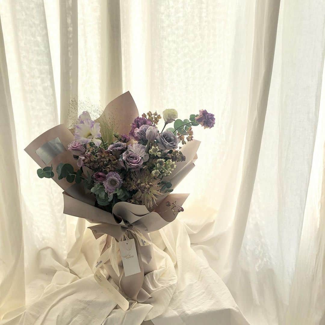 플로리스트 이주연 florist Lee Ju Yeonさんのインスタグラム写真 - (플로리스트 이주연 florist Lee Ju YeonInstagram)「. .  qingdao flower work shop 🖤 . handtied .  #바네스꽃다발 . 订花 WeChat ID vaness_flower 클래스상시모집 당일꽃주문가능 #수업문의 #주문예약 #lesson #Order  Katalk ID vaness52 WeChat ID vaness_flower E-mail vanessflower@naver.com . 강남구 역삼동608-16 📞02-545-6813 . #vanessflower #florist #flowershop #handtied #flowerlesson #花束 #花束包装 #바네스플라워 #플로리스트 #꽃다발 #부케 #플로리스트학원 #역삼역꽃집 #언주역꽃집 #플라워레슨 #꽃다발주문 #꽃수업 #꽃주문  #대관 #공간대여 #공간쉐어 #졸업식꽃다발 #웨딩부케 #bouquet #centerpiece」12月29日 20時41分 - vanessflower