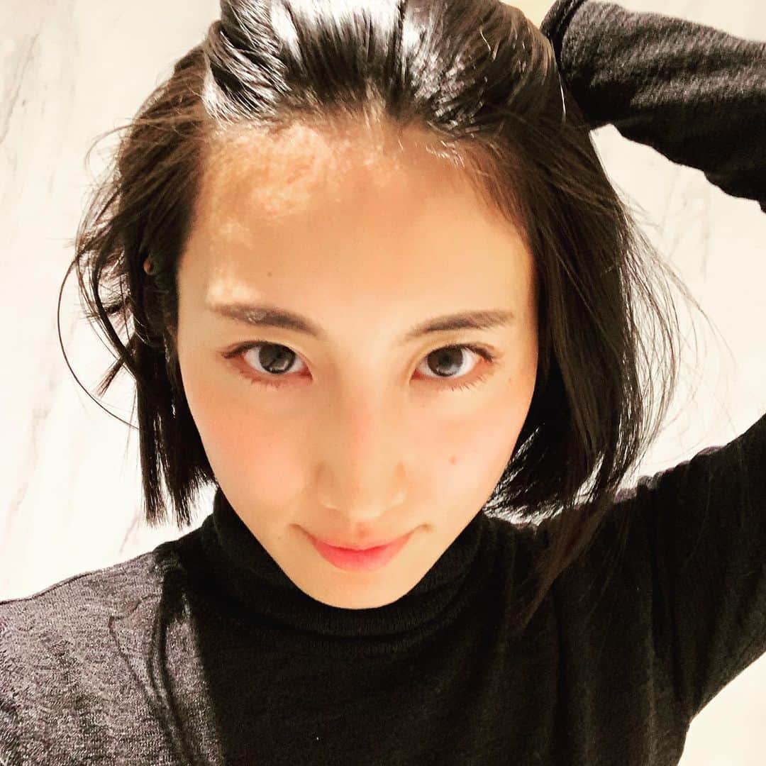 望月一花のインスタグラム：「年の瀬ですね。 家族と過ごす時間が長くなる年末。 ・ 改めて、向き合って 父や祖父と沢山昔話をした。 彼らの生い立ちや、大人になったからこそ 話せる話を沢山した。 もっと早くにこの話をしていたら 幼い頃の私はどんな選択をしただろうか。 大学の話、就職や家庭の話、彼らの目線。 その時々の節目で選択していった気持ち。 そして1番最初の記憶の話。 彼らの母はどういう女性でどんな言葉を貰ってどんな環境で育ったのか。 面白くて仕方がないのは どういう風に彼らが育ったかについて私はとても興味深く、そして幼い頃にはわからなかったことも今なら理解できる楽しみがある。 母や祖母との出会い方とかもね。 ・ そして、自分のバックボーンや家系図がクリアになると、いかに有難いかを知る。 血を繋いできたことの尊さよ。 何も考えず自分が世界の中心で自由に時間を使えていた頃には気付かなかったなぁ。 いや、気づいていても気づかないフリをしていたのか… ・ 最近では折々に祖父母の家に行き アルバムを見て話を聞いたり 届かないところや物を整理したり 大掃除をしたりマッサージをしたりして 貴重な触れ合いを慈しんでいる。 見慣れていたつもりでも 触れると全然違う。 硬かったりするところをほぐして 「きもちよかったよ」と言ってもらえると 涙が出そうになるくらいなんとも言えない気持ちになる。 ありがとう、ありがとうありがとう。 88歳、87歳の祖父母は元気で明瞭で 笑顔でひ孫と遊んでくれる。 ・ おばあちゃんや母からも 受け継ぐ味や教わる愛がある。 20代最後や2019年はもうすぐ終わる。 色々と、気づけてよかった まだまだ沢山やることがある。 ・ 何よりも、笑顔で楽しむことを忘れずに。 ・ 写真は全然関係ないけど、 そういえば昔オデコが狭くて嫌だったなぁと思い出して、ふっくら広いオデコに憧れてた。ないものねだりな十代よ。 年々コンプレックスと思っていたところが無くなっている。むしろ好きになっている。 何故だろう不思議だ。 在るものに感謝して 少しずつ受け入れられるようになったのか。 ・ 皆様来年も、良き年を。愛してます🕊」