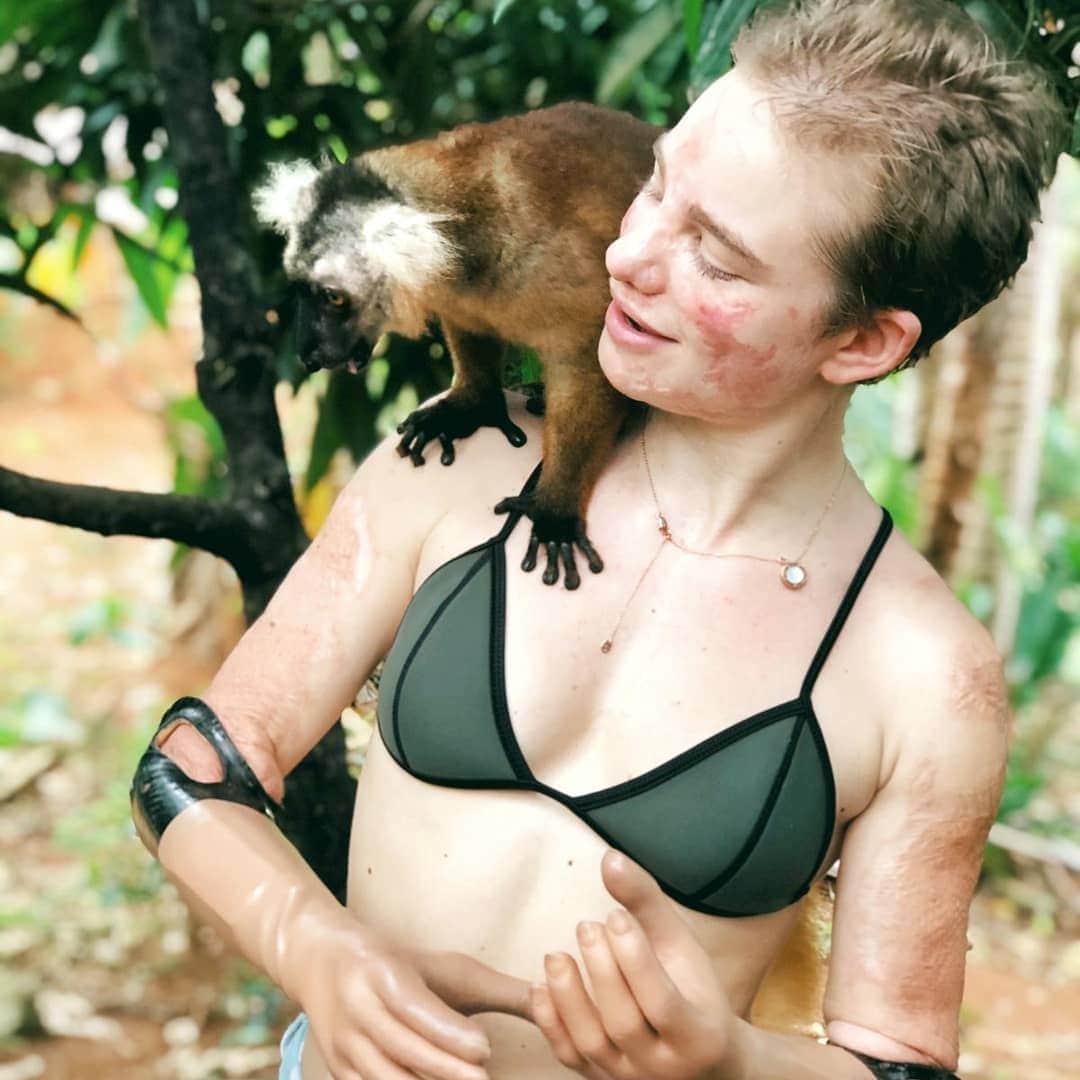 ベアトリーチェ・ヴィオのインスタグラム：「Dei pinguini carini e coccolosi ancora nessuna traccia 🤔 in compenso nella foresta abbiamo trovato...🐒🐍🦎 • • • #Madagascar #ILoveAfrica #CostaGrammer #CostaMediterranea @costacruisesofficial」