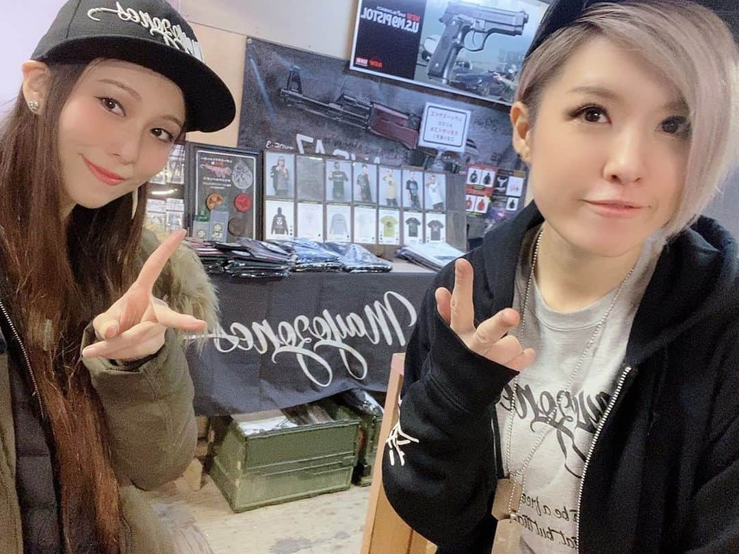 三浦孔美さんのインスタグラム写真 - (三浦孔美Instagram)「今日は #九龍戦闘市街区 にて﻿ #MAYOZONES 出店して来たよ✨﻿ ﻿ たくさんの方にご来店頂けて感謝♥️﻿ ﻿ そしてなんと、コラボパーカーを発売したの☺️﻿ めちゃめちゃかっちょいいので、私も欲しい。﻿ 黒はかっちょいい。バーガンディも可愛い。﻿ ﻿ バーガンディは期間限定の受注生産らしいので、﻿ みんなぜひ手に入れてね！！﻿ ついでに私にも買って欲しいな！！笑﻿ ﻿ ということで今年ラストの売り子でした。﻿ ありがとうございました🙏﻿ ﻿ 2020/1/13 はVショーに居るので遊びに来てくださいっ🙌♥️﻿ ﻿ ﻿ ﻿ *☼*―――――*☼*――――－﻿ ﻿ Today, MAYOZONES opened a store﻿ at Kuron-battle city✨﻿ ﻿ Thank you for everyone’s coming♥️﻿ ﻿ And then, we started selling Collaboration hoodie☺️﻿ I wanna get one cuz they are soooo cool.﻿ Black one is soooo cool,﻿ Burgundy one is soooo cute.﻿ ﻿ Burgundy hoodies is build-to-order manufacturing for limited time.﻿ So you have to get one!!﻿ And please present for me!! Hahaha﻿ ﻿ Then today is the last day that I work in MAYOZONES this year.﻿ Thank you soooo much🙏﻿ ﻿ January 13th 2020,﻿ I’m going to work at MAYOZONES at V-show.﻿ Visit for us!!🙌♥️﻿ ﻿ *☼*―――――*☼*―――――﻿ ﻿ ﻿ ﻿ ﻿ ▢ ▣ ▢ ▣ ▢ ▣ ▢ ▣ ▢ ▣ ▢ ▣ ▢ ﻿ ﻿ 【MAYOZONES】﻿ 売り子だよ🙋‍♀️✨﻿ 1/13(月) Vショー﻿ ﻿ 【 #OLカフェ 出社予定】﻿ 12月﻿ 30日(土) 13-19時﻿ ﻿ 1月﻿ 2日(木) 13-18時﻿ 3日(金) 13-18時﻿ 4日(土) 13-18時﻿ 6日(月) 19-23時﻿ 9日(木) 19-23時﻿ ﻿ ▢ ▣ ▢ ▣ ▢ ▣ ▢ ▣ ▢ ▣ ▢ ▣ ▢ ﻿ ﻿ ﻿ #サバゲー﻿ #サバゲーマー﻿ #サバイバルゲーム﻿ #サバゲー女子﻿ #ミリタリー﻿ #サバゲーの女王﻿ #サバゲー女優﻿ #サバ嬢﻿ #女優﻿ #秋田﻿ #モデル﻿ #MC﻿ #japanesegirl﻿ #メガネ女子﻿ #サバゲー装備﻿ #airsoft﻿ #airsoftjapan﻿ #サバゲーしたい﻿ #サバゲーマーさんと繋がりたい﻿ #写真好きな人と繋がりたい」12月29日 20時39分 - 93_miura