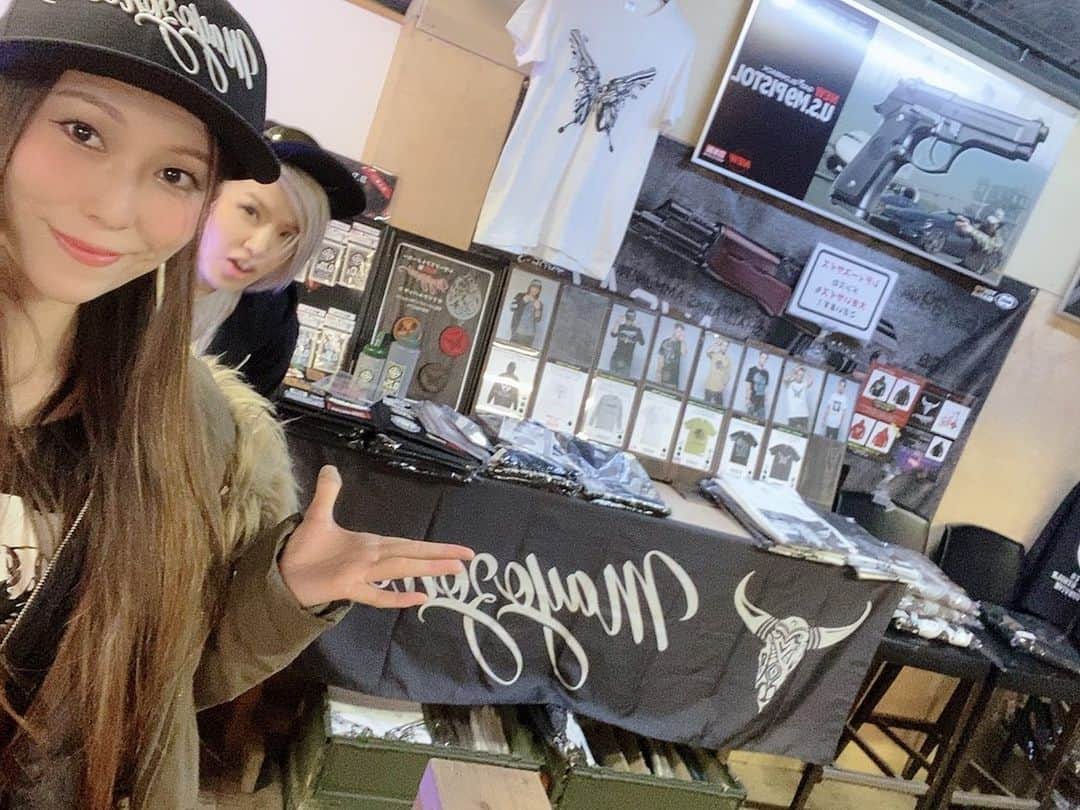 のインスタグラム：「今日は #九龍戦闘市街区 にて﻿ #MAYOZONES 出店して来たよ✨﻿ ﻿ たくさんの方にご来店頂けて感謝♥️﻿ ﻿ そしてなんと、コラボパーカーを発売したの☺️﻿ めちゃめちゃかっちょいいので、私も欲しい。﻿ 黒はかっちょいい。バーガンディも可愛い。﻿ ﻿ バーガンディは期間限定の受注生産らしいので、﻿ みんなぜひ手に入れてね！！﻿ ついでに私にも買って欲しいな！！笑﻿ ﻿ ということで今年ラストの売り子でした。﻿ ありがとうございました🙏﻿ ﻿ 2020/1/13 はVショーに居るので遊びに来てくださいっ🙌♥️﻿ ﻿ ﻿ ﻿ *☼*―――――*☼*――――－﻿ ﻿ Today, MAYOZONES opened a store﻿ at Kuron-battle city✨﻿ ﻿ Thank you for everyone’s coming♥️﻿ ﻿ And then, we started selling Collaboration hoodie☺️﻿ I wanna get one cuz they are soooo cool.﻿ Black one is soooo cool,﻿ Burgundy one is soooo cute.﻿ ﻿ Burgundy hoodies is build-to-order manufacturing for limited time.﻿ So you have to get one!!﻿ And please present for me!! Hahaha﻿ ﻿ Then today is the last day that I work in MAYOZONES this year.﻿ Thank you soooo much🙏﻿ ﻿ January 13th 2020,﻿ I’m going to work at MAYOZONES at V-show.﻿ Visit for us!!🙌♥️﻿ ﻿ *☼*―――――*☼*―――――﻿ ﻿ ﻿ ﻿ ﻿ ▢ ▣ ▢ ▣ ▢ ▣ ▢ ▣ ▢ ▣ ▢ ▣ ▢ ﻿ ﻿ 【MAYOZONES】﻿ 売り子だよ🙋‍♀️✨﻿ 1/13(月) Vショー﻿ ﻿ 【 #OLカフェ 出社予定】﻿ 12月﻿ 30日(土) 13-19時﻿ ﻿ 1月﻿ 2日(木) 13-18時﻿ 3日(金) 13-18時﻿ 4日(土) 13-18時﻿ 6日(月) 19-23時﻿ 9日(木) 19-23時﻿ ﻿ ▢ ▣ ▢ ▣ ▢ ▣ ▢ ▣ ▢ ▣ ▢ ▣ ▢ ﻿ ﻿ ﻿ #サバゲー﻿ #サバゲーマー﻿ #サバイバルゲーム﻿ #サバゲー女子﻿ #ミリタリー﻿ #サバゲーの女王﻿ #サバゲー女優﻿ #サバ嬢﻿ #女優﻿ #秋田﻿ #モデル﻿ #MC﻿ #japanesegirl﻿ #メガネ女子﻿ #サバゲー装備﻿ #airsoft﻿ #airsoftjapan﻿ #サバゲーしたい﻿ #サバゲーマーさんと繋がりたい﻿ #写真好きな人と繋がりたい」