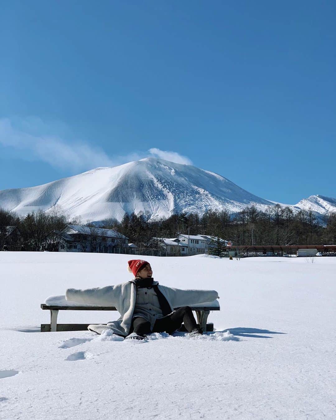平アスカさんのインスタグラム写真 - (平アスカInstagram)「. 雪景色がとっても美しいです。❄️ . どのくらいさむいのか把握してなくてだいぶ薄着で行ったので終始鼻水垂らしてたけどこんな場所あったら遊ばずにはいられなかった😂☃️💓 . あの足跡🐾はなんの足跡だったんだろう🤔❓ #長野 #北軽井沢 #雪 #snow #浅間山」12月29日 20時39分 - asucataira