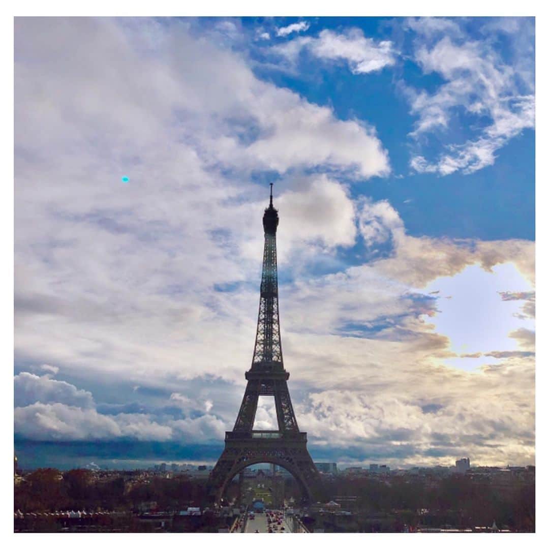 山田優依さんのインスタグラム写真 - (山田優依Instagram)「Tower Eiffel🇫🇷 . 東京より温かくて本当にお天気に恵まれたパリ (どこでも恵まれてる、、🙇‍♀️🙏✨) . 前回は朝焼け、今回はシャンパンフラッシュと お昼のエッフェルを見れて大満足☺️ . #France #Paris #TowerEiffel #ChampsElysees #foodtraveller」12月29日 20時41分 - yui_gourmetwalker