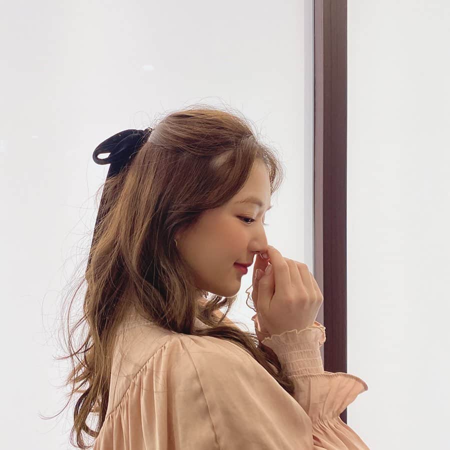 のインスタグラム：「👗💋 ㅤㅤㅤㅤㅤㅤㅤㅤㅤㅤㅤㅤㅤ ひよんのお洋服ブランド @hiyonwear の新作が2020年1月10日から発売することに決まったよ😆💞 今回のお洋服も、 ●スタイルアップ ●体型カバー ●着やすい っていうのを重視していて、 その上で可愛くておしゃれなお洋服をセレクトしてみました❤️ 今日配信した #youtube に詳細が載ってるから是非チェックしていただけると嬉しいな〜😆💞 ㅤㅤㅤㅤㅤㅤㅤㅤㅤㅤㅤㅤㅤ 今回のお洋服もみんなに気に入ってもらえますように❤️ ㅤㅤㅤㅤㅤㅤㅤㅤㅤㅤㅤㅤㅤ #fashion #hiyon #ootd #coordinate #feeyong #패션 #패션스타그램 #오오티디 #데일리룩 #코디 #희영 #ファッション #コーデ #ひよん #ひよん服 #新作コーデ」