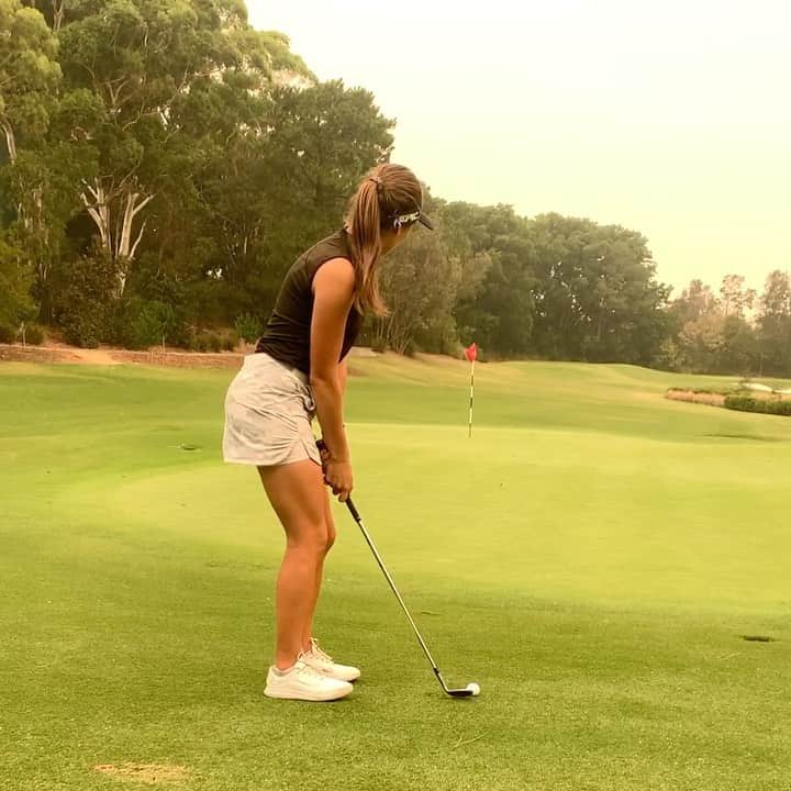 Liz Elmassianのインスタグラム：「Love working on my short game 😋 What part of your golf game do you love working on?!?」
