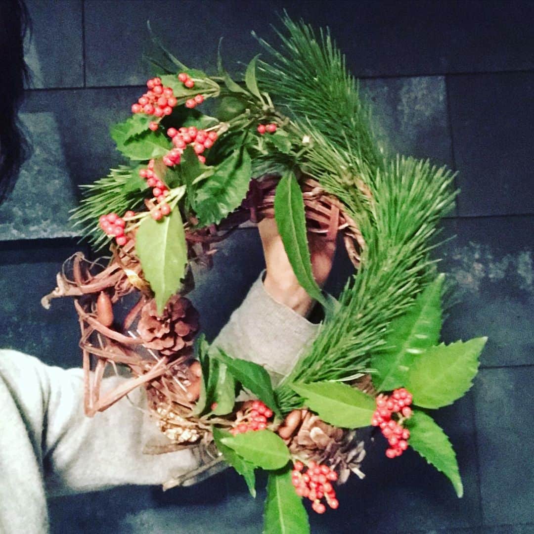 のインスタグラム：「お正月のお飾り、できました！ Christmas wreath now changed to new year  decor as the arrangement by myself! 花師の母にもらった松の枝に千両を足して。 気持ちが凛としてきました。  よいお年を🎍お迎えください。  #手作りお正月飾り #松の枝3本 #千両1本 #クリスマス飾りのベース #母のアドバイス #newyeardecorjapan #barbara_flowery」