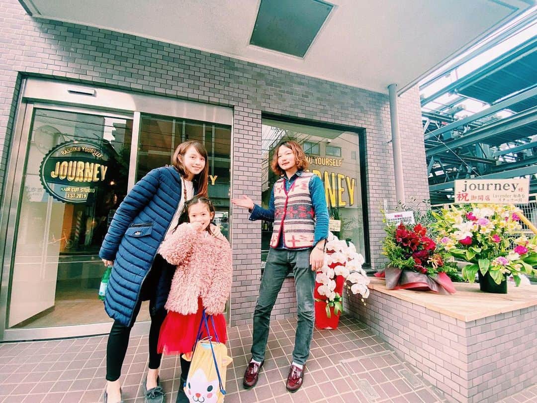 ロジャース里奈さんのインスタグラム写真 - (ロジャース里奈Instagram)「. もう今年もあと少し！ . 25日のクリスマスは ここなと高校時代の同級生達が オープンしたサロンへ✨ . . トリートメントとかけてるか わからないぐらいのパーマ かけてもらいました✨✨ . 16歳からの仲だからだいぶ長い 付き合いだー！！ ありがとうー☺️ . . ここなはサンタガールで1日 過ごしたよー😊 . .」12月29日 20時53分 - rina_rogers613