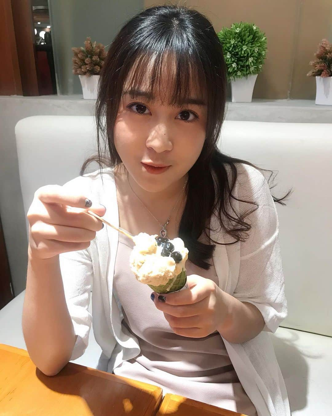 シャフィラ・アンジェラ・ヌルハリザのインスタグラム：「Boleh kak, Ice cream nya kak... Bayar tapi ya😃 . . . #HappySunday 😚🍦」