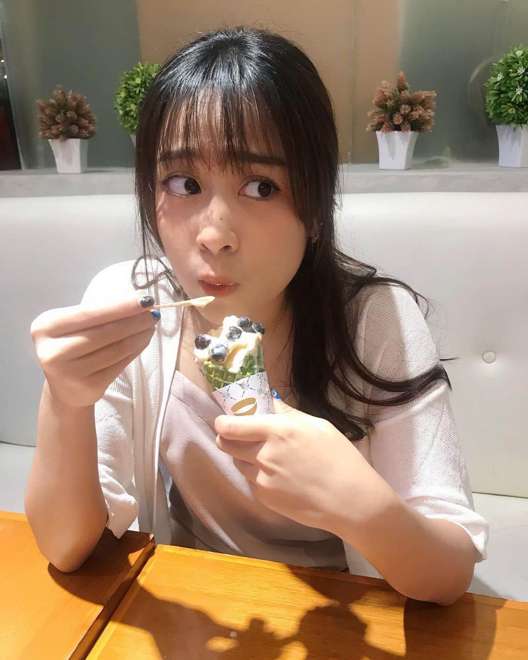 シャフィラ・アンジェラ・ヌルハリザさんのインスタグラム写真 - (シャフィラ・アンジェラ・ヌルハリザInstagram)「Boleh kak, Ice cream nya kak... Bayar tapi ya😃 . . . #HappySunday 😚🍦」12月29日 20時53分 - jkt48angel