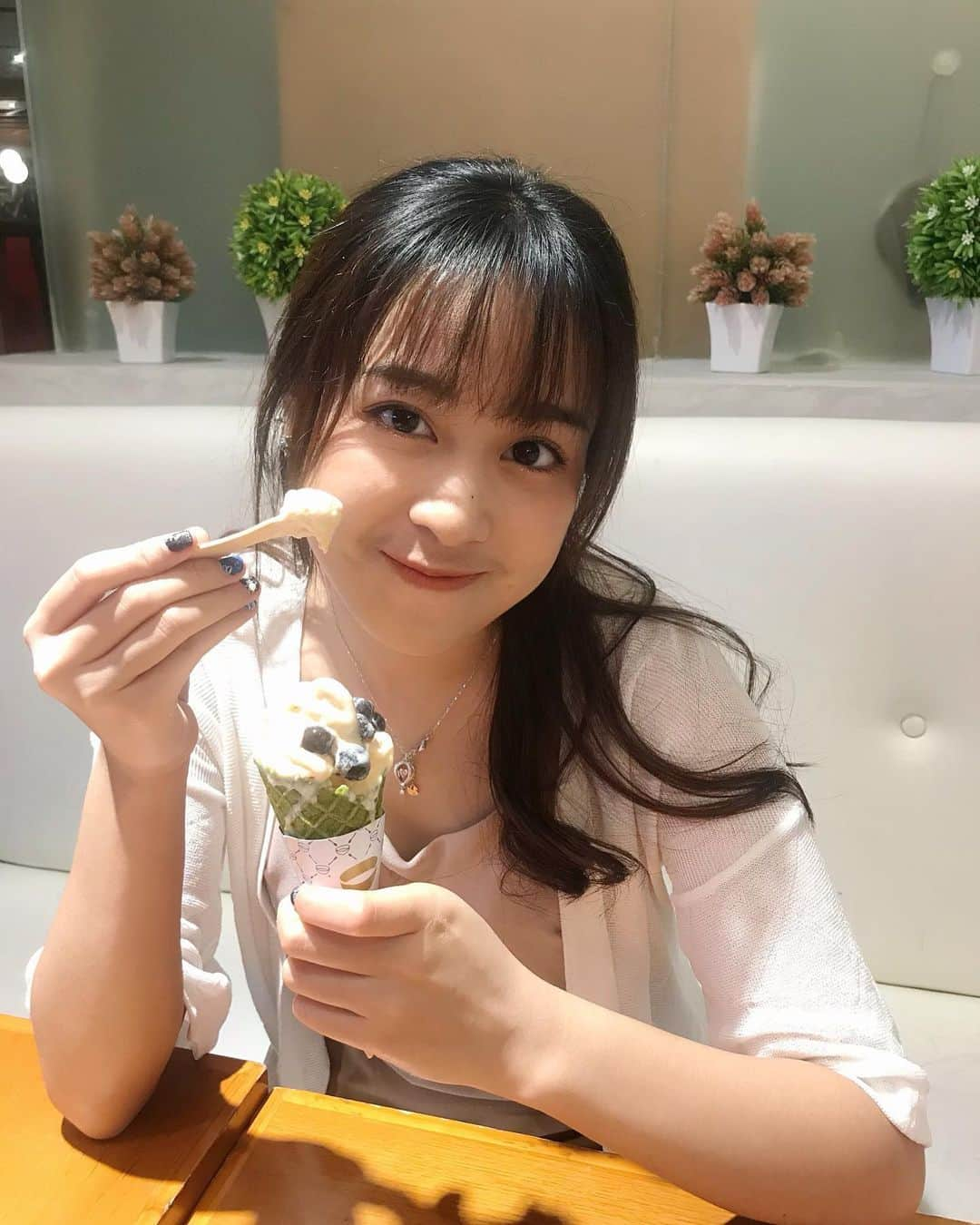 シャフィラ・アンジェラ・ヌルハリザさんのインスタグラム写真 - (シャフィラ・アンジェラ・ヌルハリザInstagram)「Boleh kak, Ice cream nya kak... Bayar tapi ya😃 . . . #HappySunday 😚🍦」12月29日 20時53分 - jkt48angel