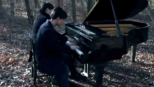 のインスタグラム：「＊� ‪【リポスト&ストーリーズ大歓迎】‬� � 【4k】Disney Piano Fantasy� � ピアニストの青木くんと @tomoyan1027� 森のピアノで撮影した動画をアップしました！� � � ▶︎フルはYouTubeより� プロフィールリンクより飛べます♪� � � 僕らが好きなディズニーの名曲をピックアップしてアレンジしました。� 本来は12分ある大曲ですが、それを動画用に短縮して公開しています。� � � 撮影、、、寒がりの僕にとってはそれはそれは過酷でした。� カイロの力も及ばない中、何とか終えることができました！� � 撮影の後には、ひたすら動画編集です。� 細かい箇所や、色合いなど何度も確認して2パターンの動画を完成させる事が出来ました！� � � 今回の動画は2人それぞれのYouTubeで公開されており、� それぞれの個性が表れた"別編集"での動画となっていますので、そちらもぜひチェックしてください！� (曲の内容も一部違います)� � � YouTubeでは【4k】までの画質でご視聴頂けますので、接続環境に合わせてご覧頂ければ幸いです！� � � � � (楽譜は現在販売交渉中ですので、気長にお待ちくださいませ)� � � チャンネル登録もお願いします♪� � � � � � � ＿＿＿＿＿＿＿＿＿＿＿＿＿＿＿＿＿＿＿＿＿＿＿＿＿� ‪#ピアノ #piano‬ #三浦コウ」
