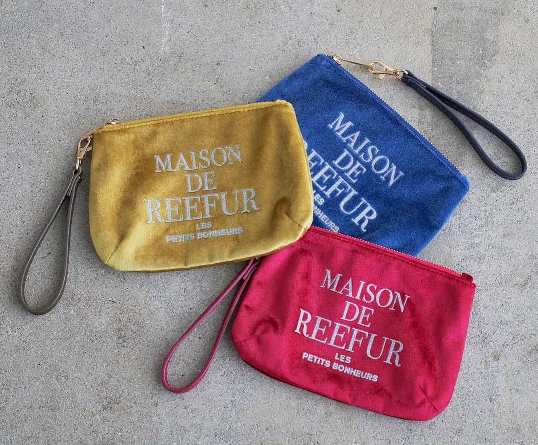MAISON DE REEFURのインスタグラム：「. 【MERCI SALE】 . 7年間の感謝をこめて。 . 人気のREEFURロゴシリーズ。「ベロア×フロッキー」の配色使いで冬気分をぐっと盛り上げてくれる、ポーチ。小物やコスメ入れにはもちろん、ちよっとしたお出かけにも。 . ■ Clutch Pouch/@maisondereefur . 【展開店舗】 ルミネエスト新宿店・博多店・OFFICIAL WEB SHOP・OFFICIAL GLOBAL SHOP・ZOZOTOWN店 . #maisondereefur #reefur #velour #pouch #sale #wintersale #winter #winterfashion #fashion #logo #bag #pouch #ロゴ #ポーチ #セール #リーファー #メゾンドリーファー #mercisale #merci #7年間ありがとう」