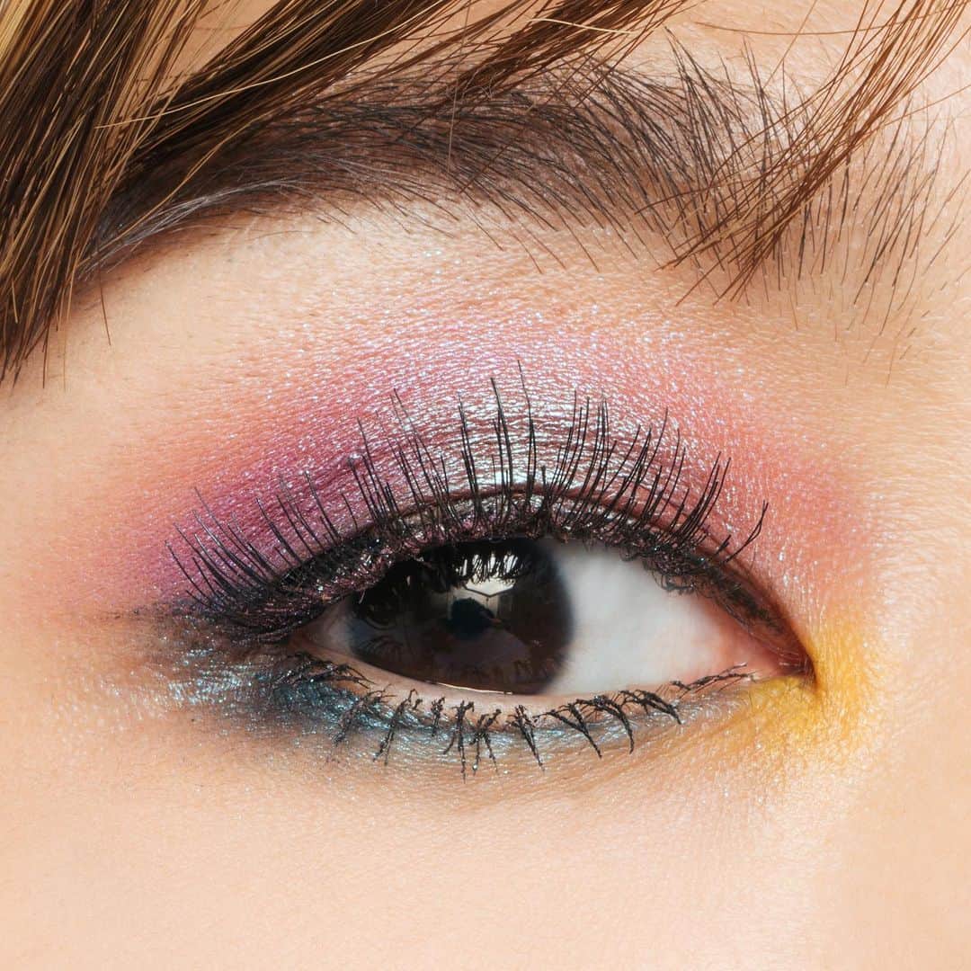 M∙A∙C Cosmetics Japanのインスタグラム：「ㅤ イベントの多い年末年始❄️ ランウェイに出てしまいたくなるほどの鮮やかなカラーで、 アバンギャルドな目元を表現して✨ ㅤ ㅤ ↓↓使用メイン製品↓↓ アート ライブラリー: イッツ デザイナー ㅤ ㅤ MAKEUP AND MODEL M･A･C ARTIST MAYUKO MOGAMI  @macpro_tokyo PHOTO: @takaki_iwata ㅤ ㅤ ㅤ ㅤ ㅤ #MACCosmeticsJapan #MACコスメ #MACCosmetics #コスメ #メイク #セルフメイク #アイメイク #スウォッチ #アイシャドウ #アイカラー #カラフル #カラーメイク #ピンク #ブルー #イエロー #ピンクメイク #コスメ紹介 #おすすめコスメ #美容 #冬メイク #冬コスメ #eyeshadow #eye #eyeliner #eyemakeup #makeup #beauty #cosmetics #colorful」