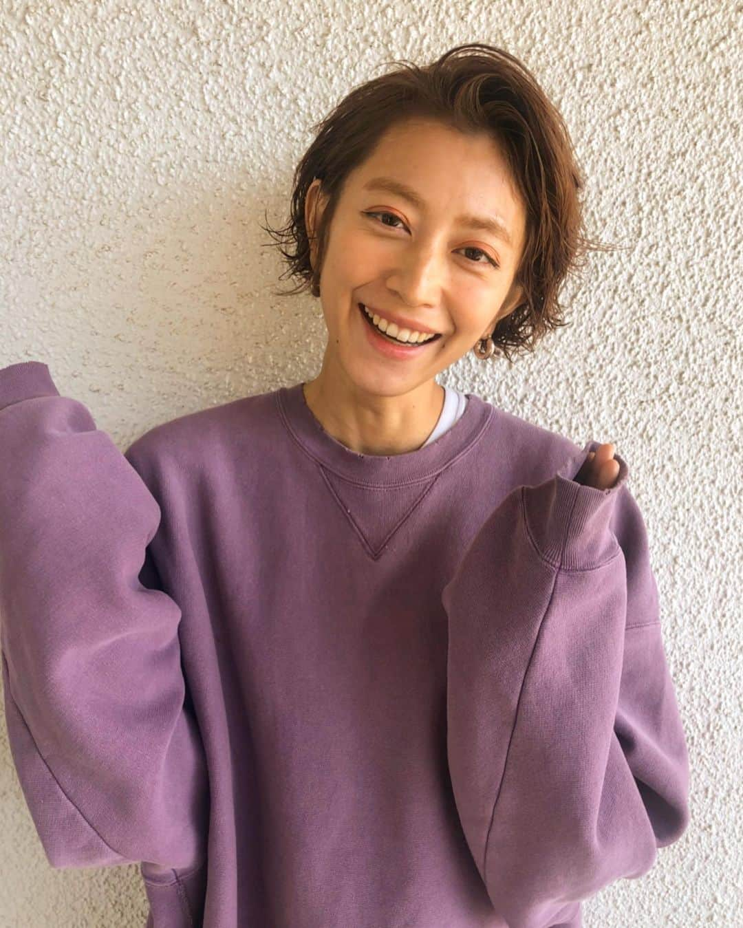 EMILY/BLUEさんのインスタグラム写真 - (EMILY/BLUEInstagram)「前髪上げたぜバージョン💇🏻‍♀️ 自分で言うのもなんだけど、 やっぱり男顔だなーw #wakuna #coordinate #ootd #haircut #hairsalon #todayful #コーディネート #ファッション #ショートカット #ママファッション #ママコーデ #カジュアルコーデ #ショートヘア #ヘアカット #パーマヘア #鎌倉」12月29日 21時01分 - emilybluejewelry0220