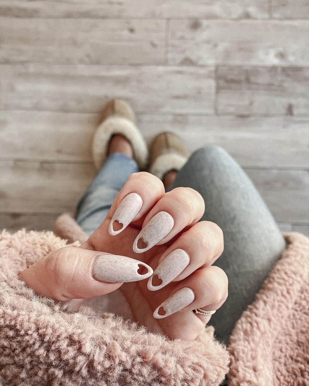 Manamiのインスタグラム：「♡♡♡♡♡ @mananails 今年最後のネイルはハート💗 可愛いでしょー😍💗 こんな長いの10年ぶり‼️ #爪だけギャル」