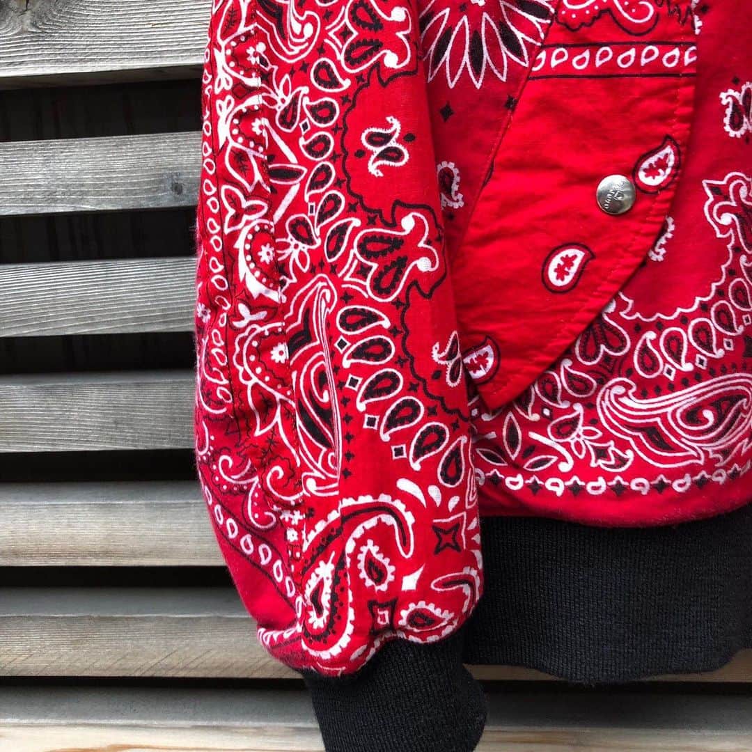 FREAK'S STORE渋谷さんのインスタグラム写真 - (FREAK'S STORE渋谷Instagram)「【OLDPARK】 ・ ヴィンテージの服や生地を解体し、デザイナー独自の着想で再構築する新進気鋭のジャパンブランド［OLDPARK］より同ブランドらしさ溢れるアイテムが2型入荷致しました。  ヴィンテージのバンダナをふんだんに使用したフライトジャケットは厚手過ぎず、シーズンを選ばず着用可能。 首元と裾、袖にあしらわれたブラックのリブが程よく印象を引き締めてくれます。 ・ ネイビー×レッドベースのバンドカラーシャツは後ろ身頃にパッカブルのバンダナの切り替えが施されており、ジップを開けて中に入れ込むとバッグにもなります。  一風変わったディテールと存在感たっぷりなデザインをぜひ店頭にてお試しください。 ［item］ BANDANA BAG SHIRTS No. 101-000-0029-0 ¥14,000+tax/ @oldpark_oldparkeast  color: Combination size: Free  BANDANA FLIGHT JACKET No. 151-000-0123-0 ¥48,000+tax/ @oldpark_oldparkeast  color: レッド, ブラック size: M, L, XL  #freaksstore #freaksstore_shibuya #freaksstore19fw #oldpark」12月29日 21時02分 - freaksstore_shibuya