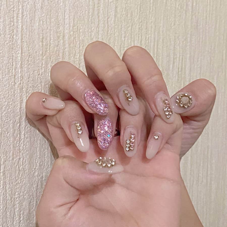 山出愛子のインスタグラム：「冬休み限定ネイル🤍  普段はピアノ弾くから爪は伸ばせないけど冬休み限定、しかも日にち限定で長めのネイル(スカルプ)にしてもらった🤭🍒 こんなに長いの初めてで嬉しかったぁ❤️ でもやっぱりピアノは弾きにくいね😢  2枚目のリングは大好きなマネージャーさんにお誕生日プレゼントで頂いたもの💖 可愛いすぎでしょ🥰  #ジェルネイル #ジェルネイルデザイン #ネイル #ネイルデザイン #nail #nails #nailstagram #nailart #jelnail #네일」