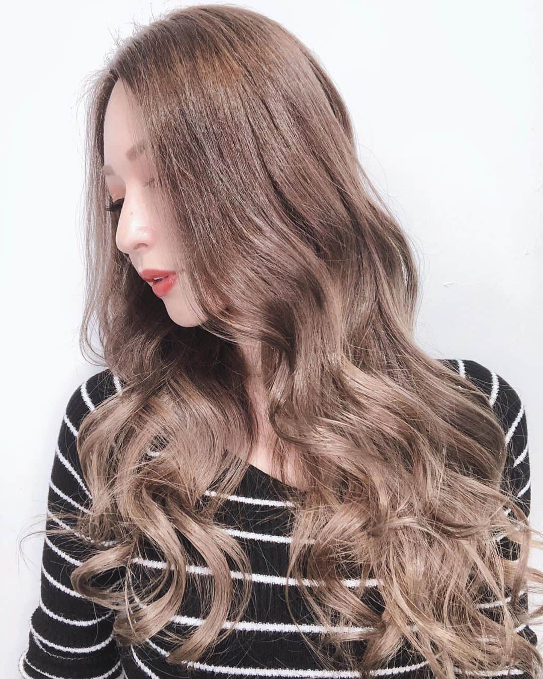 のインスタグラム：「.﻿ 今年の仕事納めもしてきたので﻿ ROLLEN Wizで髪の毛を綺麗に💇‍♀️﻿ ﻿ 色落ちが酷くて金髪になってたから﻿ 思いっきりくすませてもらった💗💗﻿ ﻿ トリートメントもして﻿ ボロボロだった髪の毛も復活っ😭!!﻿ ﻿ 曽我っち🧔🏻 @soga_rollen_gm . 今年も大変お世話になりました🙌﻿ ステキな美容師さんに出会えて﻿ 髪の毛も喜んでおります(о´∀`о)﻿ ﻿ また来年もお世話になります😝✌️﻿ ﻿ ﻿ 【ROLLEN Wiz】﻿ 東京都渋谷区神宮前3-21-12 2F﻿ TEL：03-6721-1655﻿ ﻿  #newhair #longhair #haircolor #hairsalon #rollenwiz #beigehair #ashcolor #髪色 #地毛 #巻き髪 #ロングヘア #ヘアカラー #くすみカラー #ベージュカラー #アッシュカラー #ヘアサロン #ローレンウィズ #トリートメント #原宿美容室 #表参道美容室 #渋谷美容室 ﻿#美容院納め」