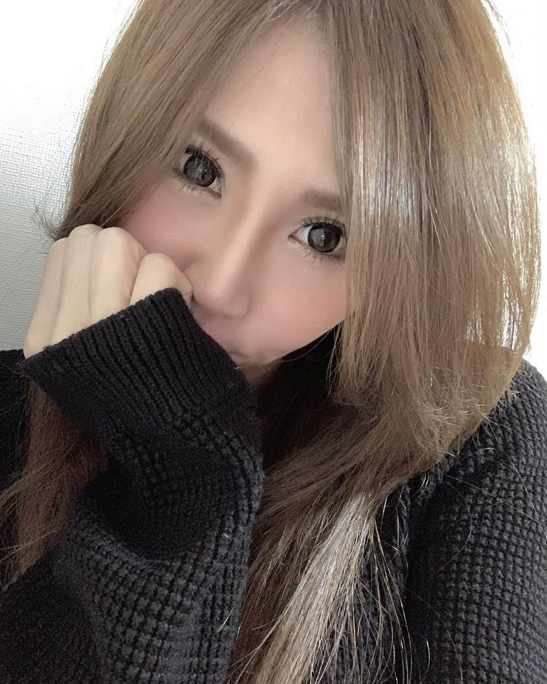 のインスタグラム：「. . 久しぶりにブリーチしちゃった🤩✨ ストーリーで金髪載せたらDMすごかった😂 トップから15cmくらい？はいくら染めても暗くなっちゃうの… なので今回は『明るく』したかったから5:1で少しブリーチ そのあと私のタイプなくすんだアッシュカラーを ベージュと一緒に入れてもらった✨ 今は少し暗めだけど2.3回シャンプーしたら良いね❣️ 前髪の長さ繋げ方もさすが広木姉👩🏻💋 . 今年もお世話になりました🌈 来年もまた宜しくお願いします✨ . . #ロングヘアカラー #ベージュアッシュ #アッシュベージュ #ヘアカラー #ロングヘア #ブリーチカラー #ディスタ #シングルマザー #シンママ #ママでも綺麗でいたい #ママでも綺麗に #ママさんと繋がりたい #女の子ママ #子連れokサロン #haircolor #beigehair #ashcolor #longhair #beauty #momlife #girlsmom #thankyou #dista」