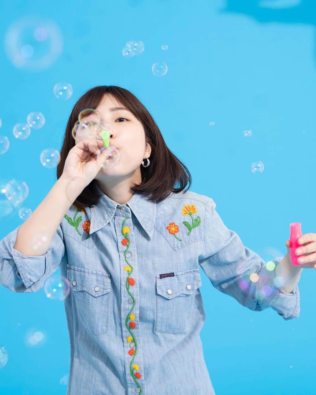 関取花のインスタグラム：「あらためて…3月4日にNEWミニアルバムを発売します👧🏻✨前作よりも更に私らしい曲が揃ったなと思ってます。 4月にはバンドセットでの全国ツアーもあります！北海道、新潟、盛岡、宮城、名古屋、広島、福岡、大阪、そしてファイナル東京の赤坂BLITZまで駆け抜けます。チケット先行受付始まっているので、是非今のうちにチェックして下さいね🙆‍♀️ そしてアー写も新しくなりました！今回も平間至さんに撮影していただきました📷 諸々の詳細はホームページにて。プロフィールのリンクから飛べます🔗」