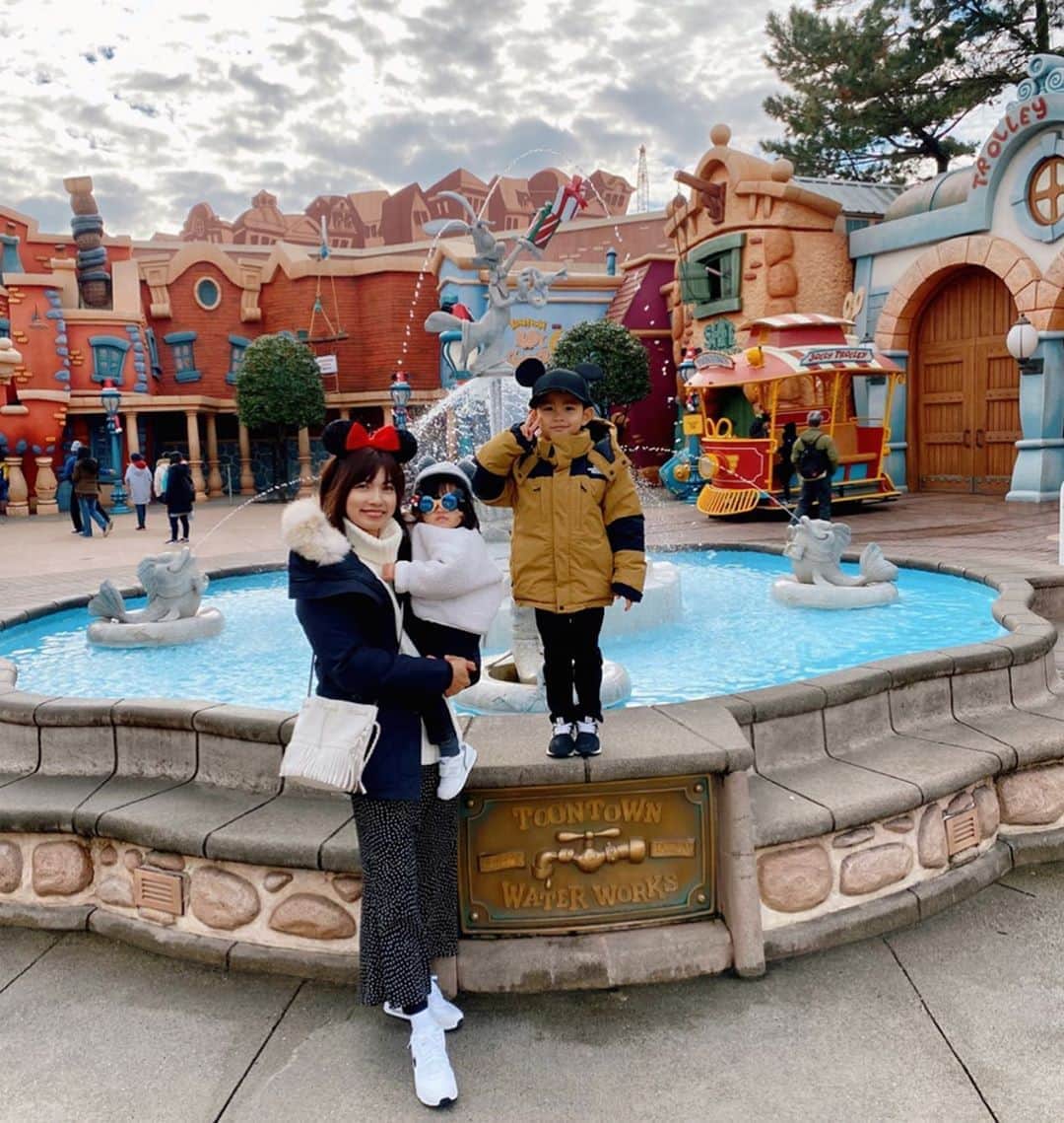 黒宮ニイナのインスタグラム：「ディズニーの続き🐹💓 イヴイヴに行ったので思いの外、混んでなくてアプリでサクサクっとファストパスも取れて、便利になったなと感動する🥺 息子はコーヒーカップもぐるぐる回すし、ホンテットマンションも乗れるようになったしなんかディズニーお手の物になってきたけど、まだジェットコースター系は乗ってくれず😂 娘も私の隣に座って怖いと言いながらもぎゅーってしてると最後までちゃんと乗れて楽しめるようになったな🥰  #ディズニー #ディズニーランド #子連れディズニー #男の子ママ #女の子ママ #2児ママ #ママライフ #mama #mamalife #disney」