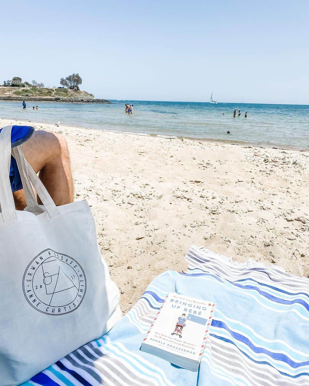 アン・カーティスのインスタグラム：「Chill day at the beach with our new reading material. 💖 Heard it’s one of the best. What are your other recos momma’s?  P.S thank you to everyone that’s seen The Mall The Merrier! To those who haven’t seen it yet please do catch it in cinemas!!! ❤️」