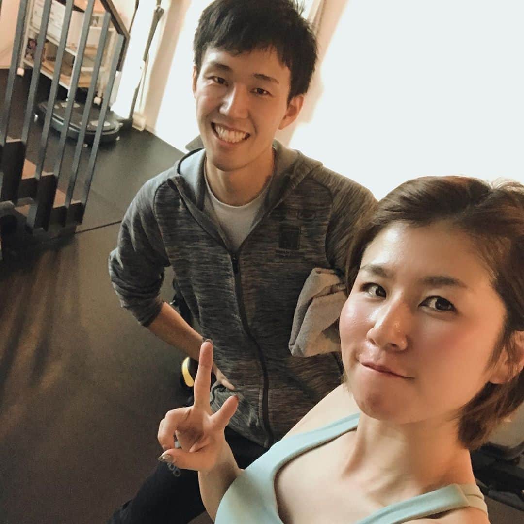 のインスタグラム：「・ ・ 動画の時の顔はさておき 2019年のトレーニングも終了のお知らせ🥰 ・ ・ 現役辞めて半年何にもしなかったら、怖いほどに体がたるんでいき、そのだらけた自分にも嫌気がさして10月からトレーニングスタートしました‼️ ・ ・ お腹周りの肉もだいぶ無くなった気がするので、ここで見せびらかします（笑） ・ ・ 来年も変わらずトレーニングに励みながら、子供達とバドミントン 出来るよう頑張ります💖 ・ ・ 伊藤トレーナーありがとうございました😊✨ ・ ・ 箱根駅伝の青山学院大学のサポート頑張って来てください♪ ・ ・ #正月休みは #ダラッとする #決めてる #腹筋 #盛れた写真 #見せびらかすな #まだ実物は肉のってる #トレーニング女子 #スポーツモチベーション #エンコンパス」