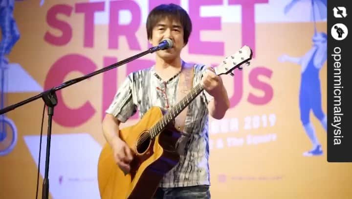 Shigeru Kimotoのインスタグラム：「黒い雲　(Black Cloud) : #repost @openmicmalaysia via @PhotoAroundApp : Watch this whole clip - there’s a lot of musicianship coming from @evergreen63 and @jimmy.zhai5.  #openmicmy #publika #弾き語り #singersongwriter #shigerukimoto #オリジナルソング」