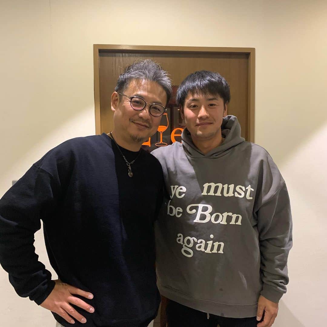 荒木貴裕のインスタグラム：「載せろって言われたから載せます笑 今年いっぱい遊んでもらった充さん^ ^ ありがとう！ #リーベ#Liebe#オーナー」