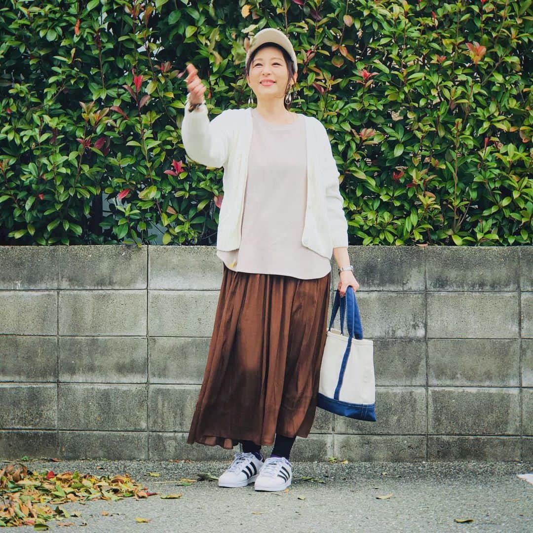 atmmyさんのインスタグラム写真 - (atmmyInstagram)「落ち葉拾い🍂  #落穂ではない #uniqlo #ユニクロコーデ #ワッフルオーバーサイズクルーネックt #ギャザースカート #adidasoriginals #スーパースター#ootd」12月29日 12時28分 - atmmy