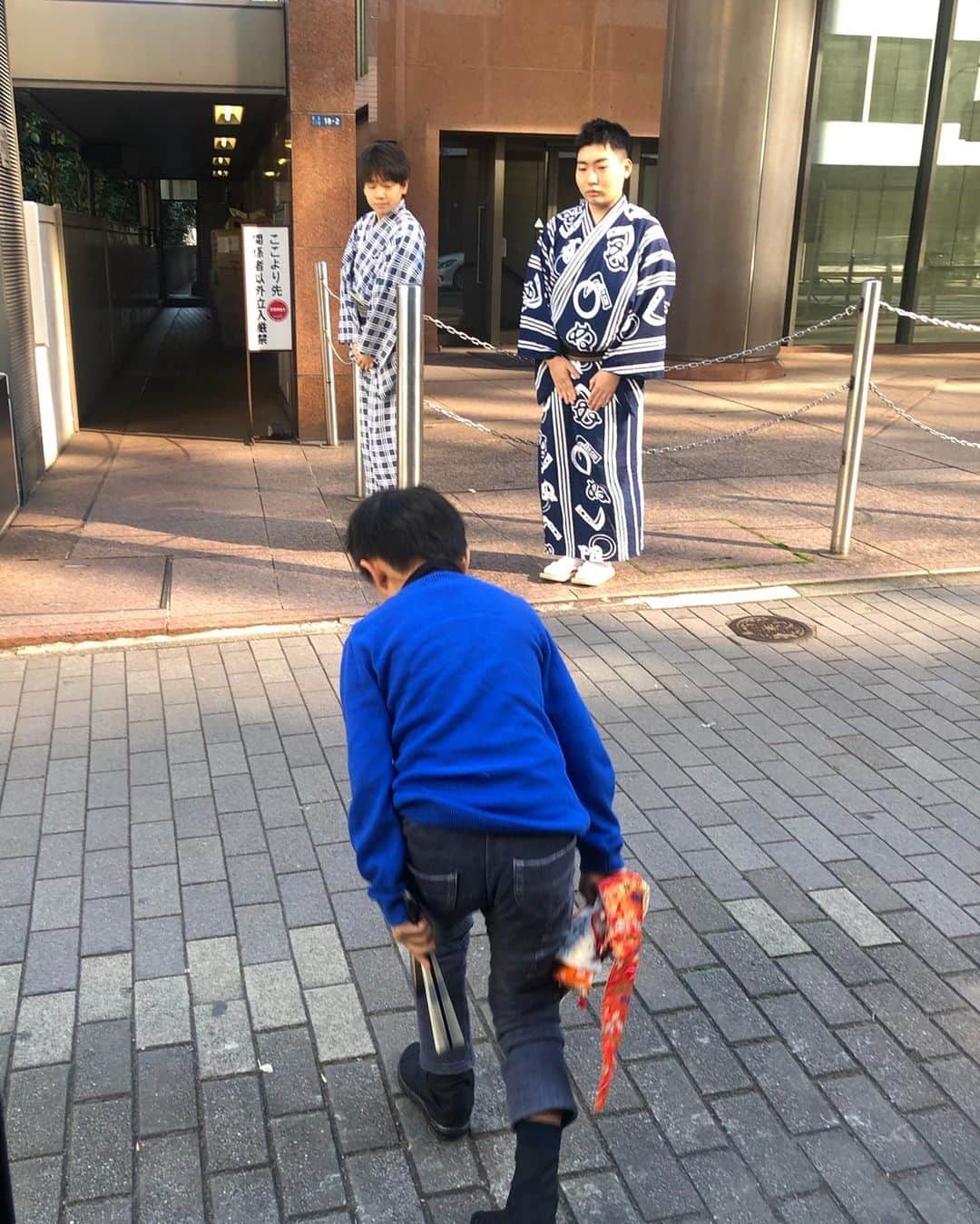 市川海老蔵 11代目 さんのインスタグラム写真 市川海老蔵 11代目 Instagram Boy You Re So Geared Up Fan And Some Kind Of Red Cloth And Jika Tabi Rubber Sole Socks For Work Wow Reika Was Reviewing Yesterday S Rehearsal Scenes At Our
