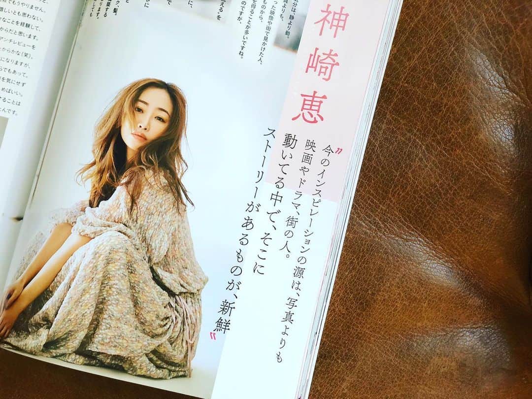 神崎恵さんのインスタグラム写真 - (神崎恵Instagram)「発売中の『VOCE』２月号。 自分の軸は大切にしながらも、今の気分や季節、時代の流れを楽しみながら、軽やかに新しさも迎え入れていきたい。 新しいメイクやファッション。 新しい自分て勇気がいるけど、めちゃくちゃ楽しい。 ぜひ読んでいただきたい😌✨ #VOCE #vocemagazine  今日は、新しい年を迎える準備。 赤い器を選びに🎍🍶 年明けからのイベントや講座の日程を調整し、仕事納めになりそうです。 ご報告します😌✨」12月29日 12時49分 - megumi_kanzaki