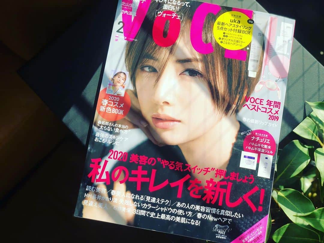 神崎恵さんのインスタグラム写真 - (神崎恵Instagram)「発売中の『VOCE』２月号。 自分の軸は大切にしながらも、今の気分や季節、時代の流れを楽しみながら、軽やかに新しさも迎え入れていきたい。 新しいメイクやファッション。 新しい自分て勇気がいるけど、めちゃくちゃ楽しい。 ぜひ読んでいただきたい😌✨ #VOCE #vocemagazine  今日は、新しい年を迎える準備。 赤い器を選びに🎍🍶 年明けからのイベントや講座の日程を調整し、仕事納めになりそうです。 ご報告します😌✨」12月29日 12時49分 - megumi_kanzaki