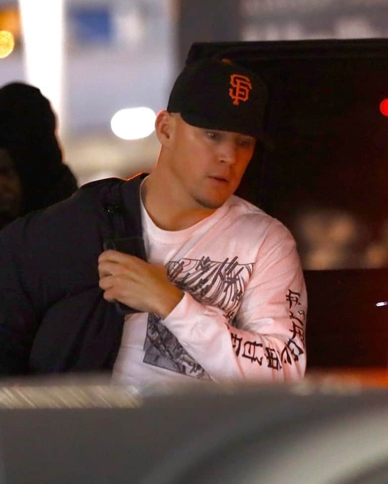 Just Jaredさんのインスタグラム写真 - (Just JaredInstagram)「Newly single @channingtatum keeps a low profile as he catches a flight out of Los Angeles.  #ChanningTatum Photo: Backgrid」12月29日 12時49分 - justjared