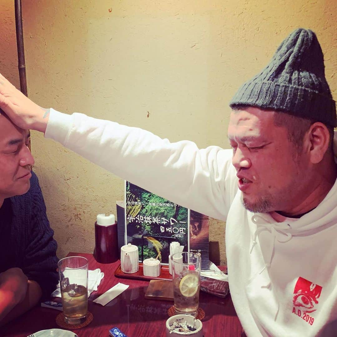 くっきー（川島邦裕）さんのインスタグラム写真 - (くっきー（川島邦裕）Instagram)「#昨日は #モノマネの人の願いで #オーラを見てあげました #コンクリートみたいに #のっぺりした灰色でした #犯罪者は大抵この色です #気をつけてくださいモノマネの人 #人はそれぞれカラーを持っています #一色の人 #多色の人 #カラーを何色も持っている人は #大成するといわれます #一色の人は多色の人と #たくさん絡むと良いでしょう #皆さん良いカラーでありますように #良いカラーになりますように ※追伸 オーラ？ そんなもん見れるわけねぇ」12月29日 12時42分 - nikuguso_taro