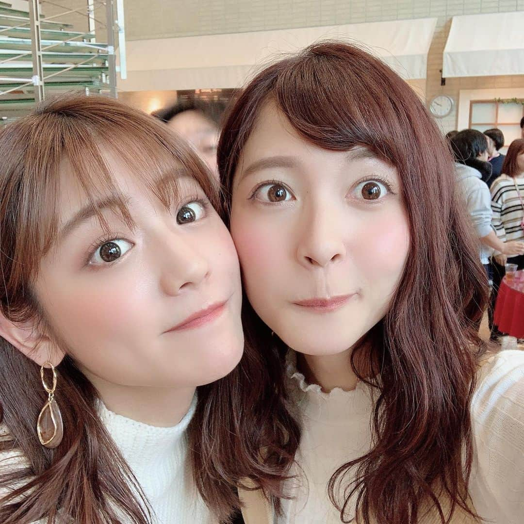 山下耀子さんのインスタグラム写真 - (山下耀子Instagram)「右のほっぺが「暖かかった」と申しております。可愛い明日香氏 独り占めはよくないのでお届け致しました。 . ZIP!年末ラストに出演させていただきました。日本全国あちらこちらに行かさせてもらってるのと、色んなことを知れるので大変お世話になっております。 スタッフさんも演者さんも暖かく素敵な現場です☺️ 皆様また来年もZIP!をよろしくお願いします🥰 （スタッフさんが見切れてたのでタグで隠しました🤭）」12月29日 12時46分 - twinkleyesy