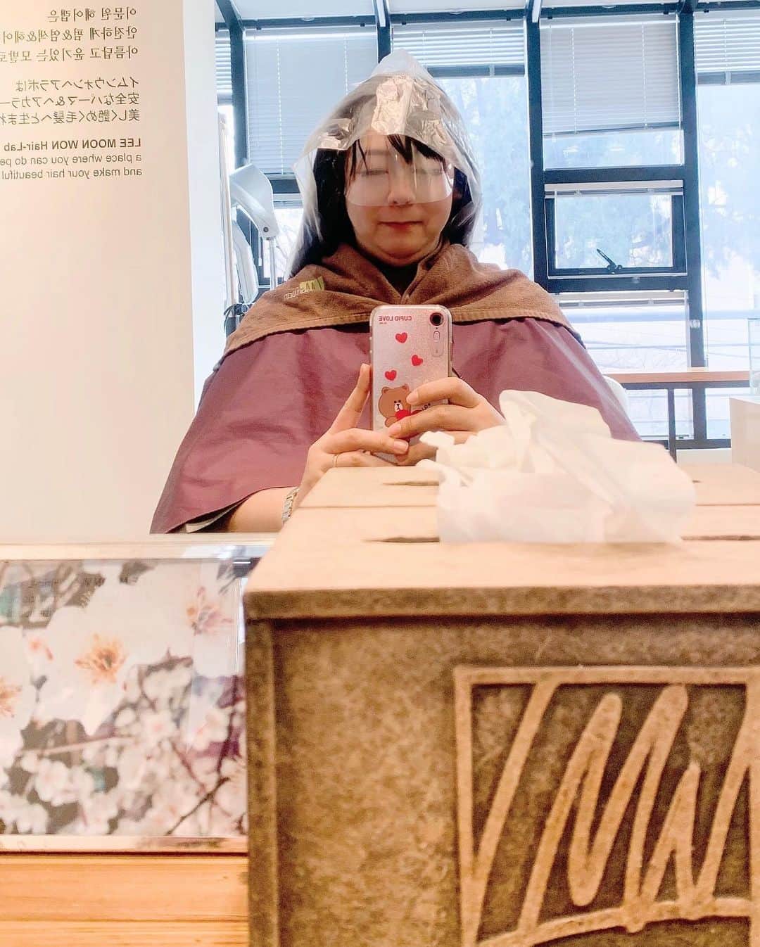 浜平恭子さんのインスタグラム写真 - (浜平恭子Instagram)「年末に髪を綺麗にしようと、いつもお世話になっている韓国ソウルの江南にあるイ・ムンウォン韓方クリニックへ(๑′ᴗ‵๑) こちらのヘアラボで韓方縮毛矯正✨ 梅と桜の抽出物を入れたパーマ液…私には最高に合っていて持ちも良い❣️ またゆっくりヘアエステも受けたいな💖 クリニックの皆さん、今年もお世話になりました🙇‍♀️ …それにしても、施術中の私の姿の笠地蔵感🙏 ハンパないな（笑）  #笠地蔵 #イムンウォン韓方クリニック #韓方 #韓国ビューティー #韓国ファッション #江南 #カンナム #韓国ヘア #縮毛矯正 #日韓夫婦 #日韓往復 #ラジオDJ #浜平恭子 #KissFMKOBE #한일커플 #한일부부 #한일왕복 #라디오DJ #하마히라쿄코 #韓国生活」12月29日 12時46分 - hamahi1231