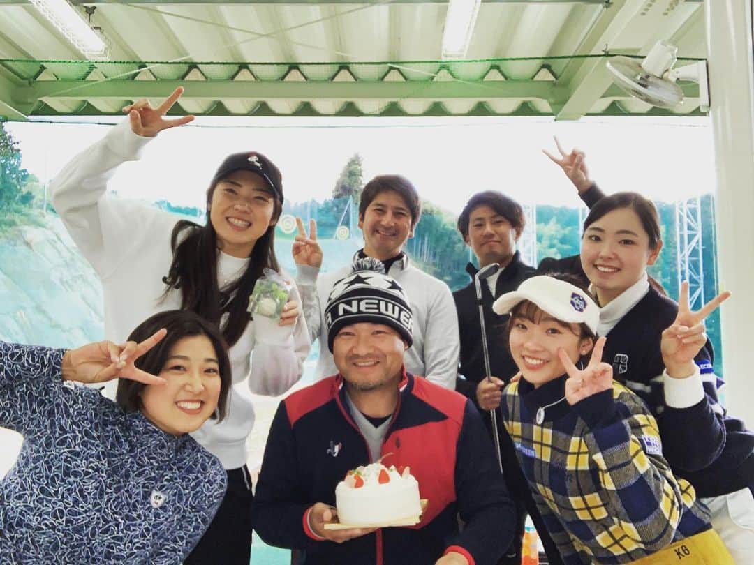 辻梨恵さんのインスタグラム写真 - (辻梨恵Instagram)「HAPPY BIRTHDAY🎂🎁🎉 サプライズ成功して良かった😊✨ みんなありがとう♪♪♪ . #コーチ　#45歳の誕生日　#12月29日 #HAPPY_BIRTHDAY #三觜喜一」12月29日 12時51分 - s2.golf
