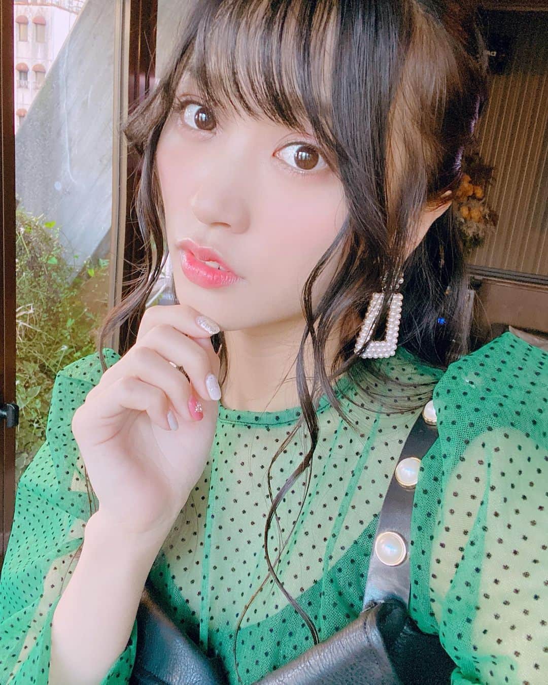 根岸愛のインスタグラム：「クリスマス忘年会の衣装👗 そしてヘアメイク🥳 スタイリストさんとメイクさんの力で 仕上げていただきました😎 最近はいろんな色の服を着て いろんな自分が見れて とっても楽しいです💕 #fashion #Xmas #christmas #衣装」