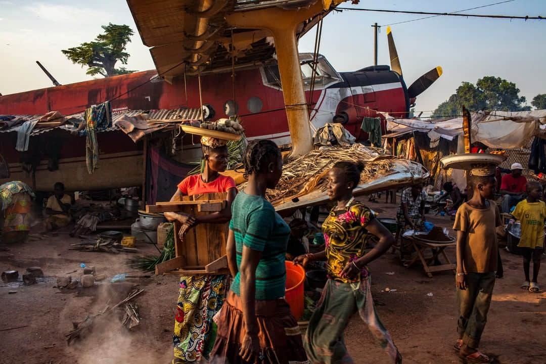 のインスタグラム：「Photo by @michaelchristopherbrown | In 2014, during the conflict between the Séléka and Anti-balaka militia groups, much of the Bangui international airport in Central African Republic (CAR) became a tent city for thousands of internally displaced people, mostly displaced Christians. At the time, the UN estimated that more than 600,000 civilians had been internally displaced in CAR.」