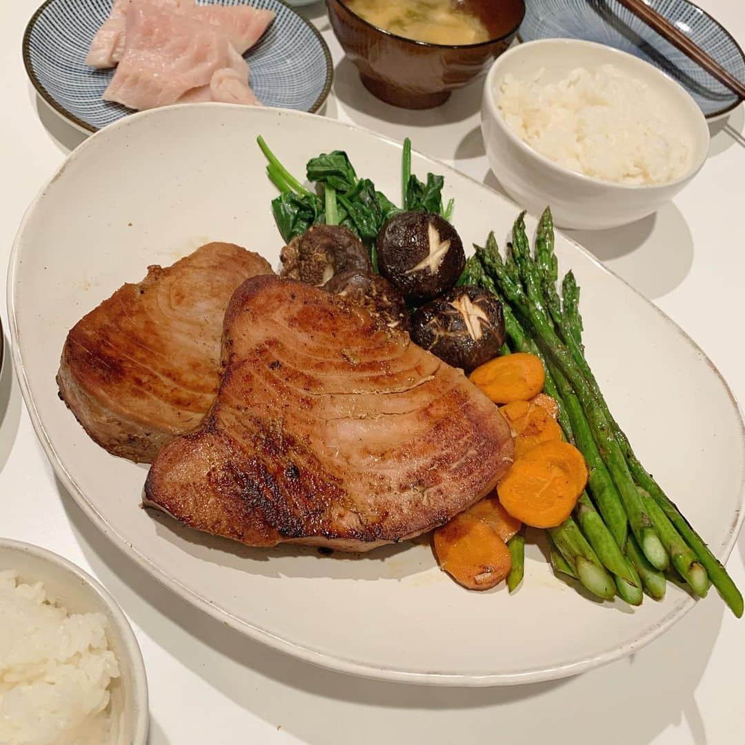 高木りなのインスタグラム：「数日前に作ったおかずを 「また食べたい」ってすぐに言われる嬉しさ💓 #まぐろの照り焼き #半日漬け込みました  #洗い物が面倒なので大皿ワンプレート 몇일전에 만든 음식을 다시 먹고싶다고 신청받은 기쁨!  다시 식탁에 오른 #참치데리야끼 #참치스테이크 . #리나스테이블 #집밥 #おうちごはん#晩ごはん#rinastable」