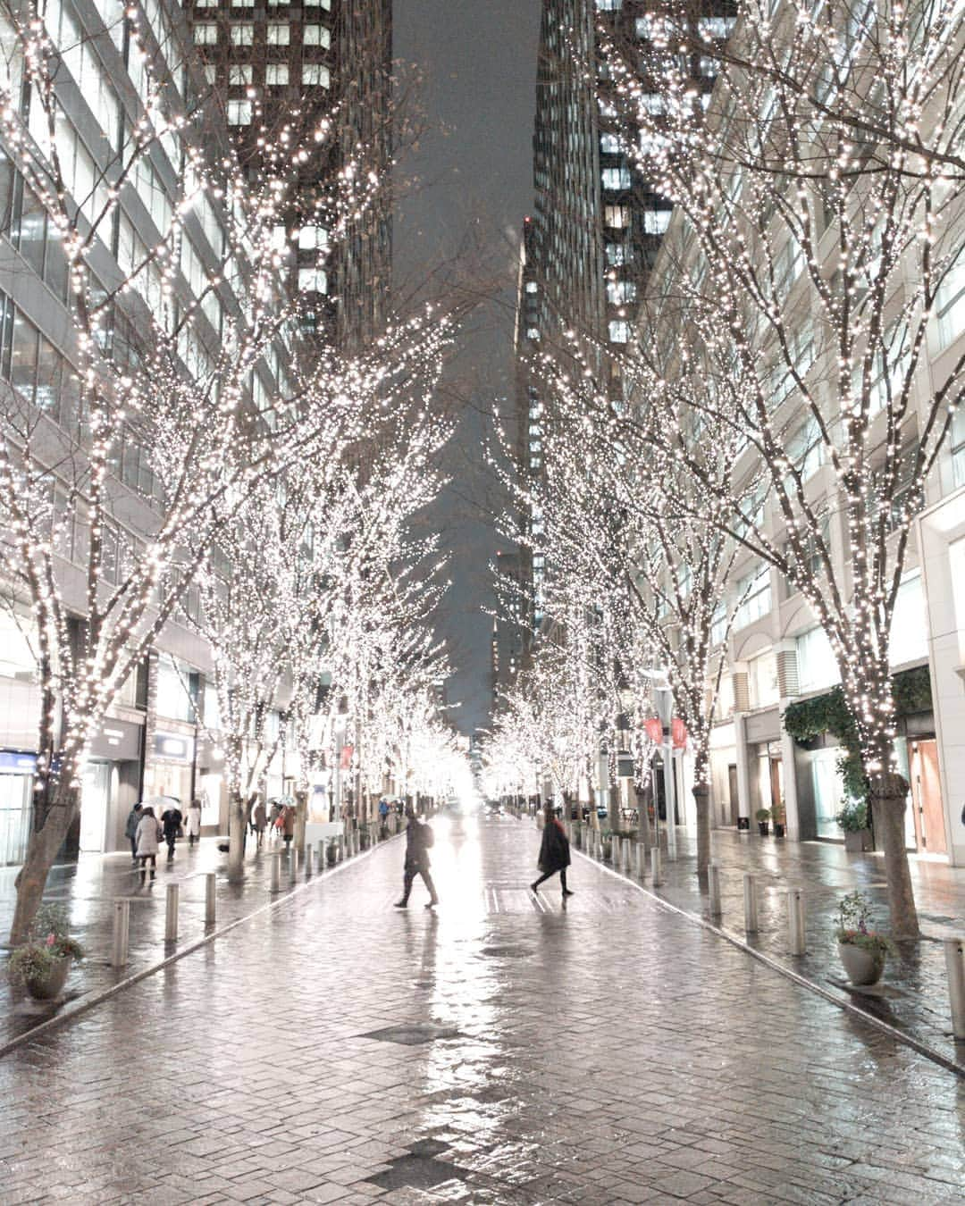 masayaさんのインスタグラム写真 - (masayaInstagram)「Marunouchi Tokyo 人のシルエットを強調するためにあえて露出オーバーに補正 #Pixelで撮影 #tokyonightview #Tokyo #Tokyonightlife #googleのスマホ」12月29日 13時14分 - moonlightice