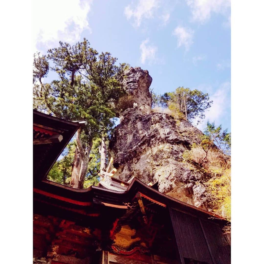 花柳凜さんのインスタグラム写真 - (花柳凜Instagram)「自分より更に若い世代がどうしたらこれからのびのびと生きられるのか．．． いつまでも謙虚に、多様性や新しさを認め、些細な事も尊敬できる大人になれるよう、来年も更に精進せねば！と思います！  写真は榛名神社の空を見上げるお姿に見える大岩です。  #榛名神社 #harunashrine #よいお年を #ありがとう」12月29日 13時15分 - rinhanayagi