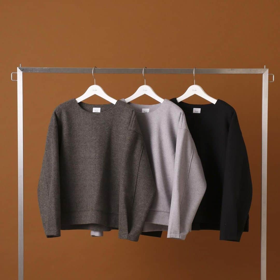 PalinkAのインスタグラム：「Recommend item. . ✔︎back tuck detail PO ¥15,000+tax  起毛した暖かみのある素材と天竺のカットソーを貼り合わせた生地を使用しました。 滑らかな風合いとドレープ感あるレーヨン混なので肌馴染みも良く着心地抜群 更に、程良いハリ感と微光沢があるので美しいシルエットを残してくれるだけでなく、女性らしさ残る上品に着こなして頂けるのもポイントです。  #palinka#パリンカ」