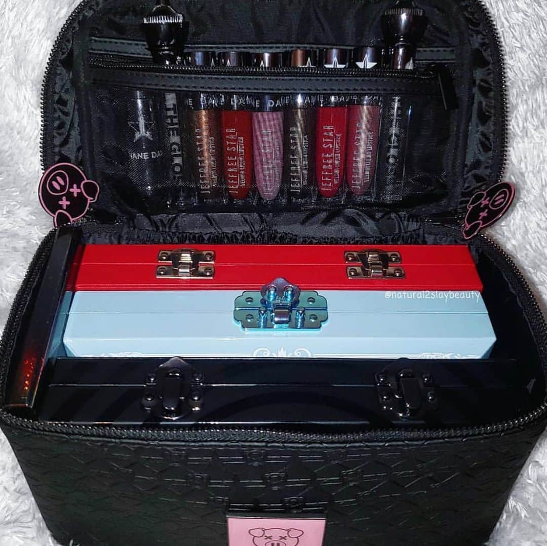 Jeffree Star Cosmeticsさんのインスタグラム写真 - (Jeffree Star CosmeticsInstagram)「Packed to the max 🖤 @natural2slaybeauty showing off our ShanexJeffree Travel bag packed with some #jeffreestarcosmetics must haves 🙌🏼 🌟 What is one product you can’t leave the house without? ✈️」12月29日 13時10分 - jeffreestarcosmetics
