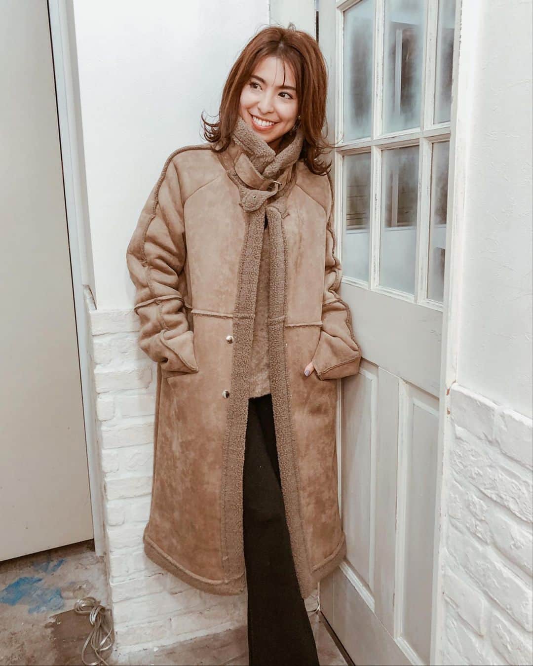 高橋菜摘のインスタグラム：「🌹 . ついに年末👐 寒い寒い。 今日は大掃除day〜♡ 今年は雪の運びが遅れてて まだこの時期にスノーウェアに 袖を通してないなんて シンジラレナイ☃️ . 最近よく着てるコートは @arholiday の展示会にて 一目惚れしたムートンコート👗 お値段の可愛いさにびっくり♡ すごいしっかりした生地だし 1歳児連れで荷物多いから　 マフラーとか持たなくても 首まであったかいの。 首元だけ止めて下開けて 中見せて着ても可愛いよね。 ムートン新しいの欲しかったから 出逢えて嬉しい〜♡ たまにZOZOで ¥1000クーポン出てるよっ💸 年明けたらまた買い物行こっと❤︎ ________________ #arholiday  #arholiday_ootd  @arholiday」