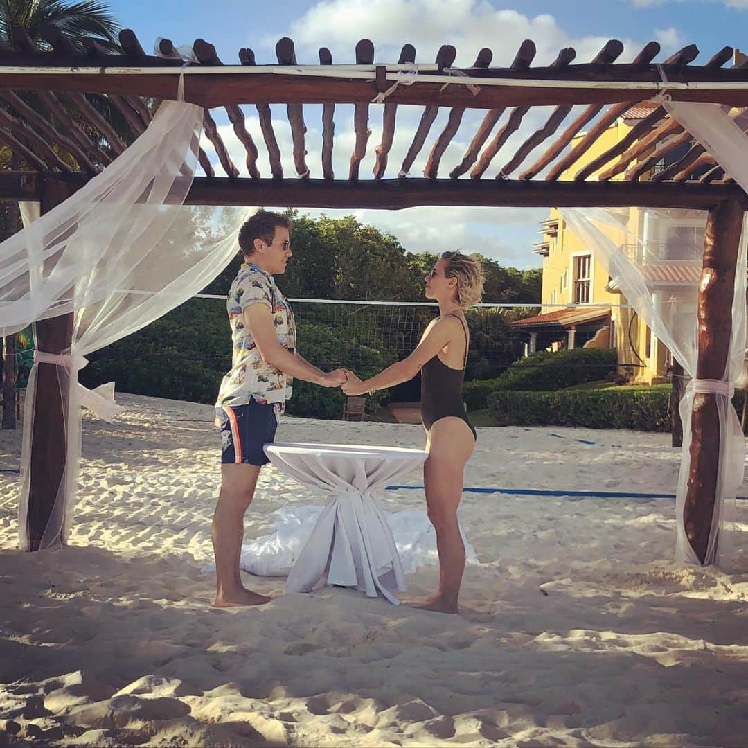 バーレット・フォアのインスタグラム：「We just wanted a simple ceremony.  #married #sunrisesunset #chuppah #mexico A big thank you to our amazing wedding photographer 📷 @aellis3」