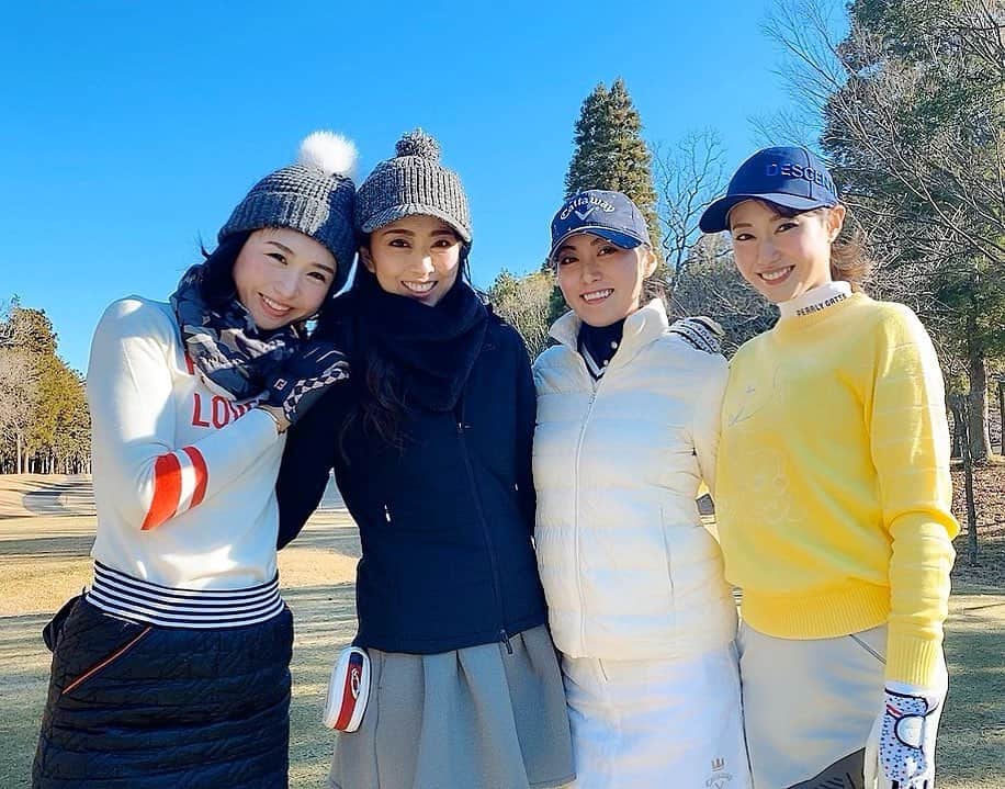 のインスタグラム：「2019年打ち納め🏌️‍♀️ と言いつつ2回目のラウンド（笑） 初回よりスコア上がって131、まずまず！ 雲ひとつない最高のお天気に恵まれました🌞 . このメンバーのおかげで今年はラウンドデビューでき、ゴルフの楽しさを知ることができました☺️ みんなありがとう💓 . この日の服はアウター、スカート、ニットキャップ全て　@adidasgolf . . #ゴルフ#ゴルフ女子#打ち納め#ゴルフコーデ#ゴルフウェア#ゴルフ初心者#ゴルフ好きな人と繋がりたい#ゴルフ上手くなりたい#スポーツ#運動#健康#美容#golf#bff#golfgirls#sports#beauty#healthy#dayoff#holiday#happy#fun#enjoygolf」