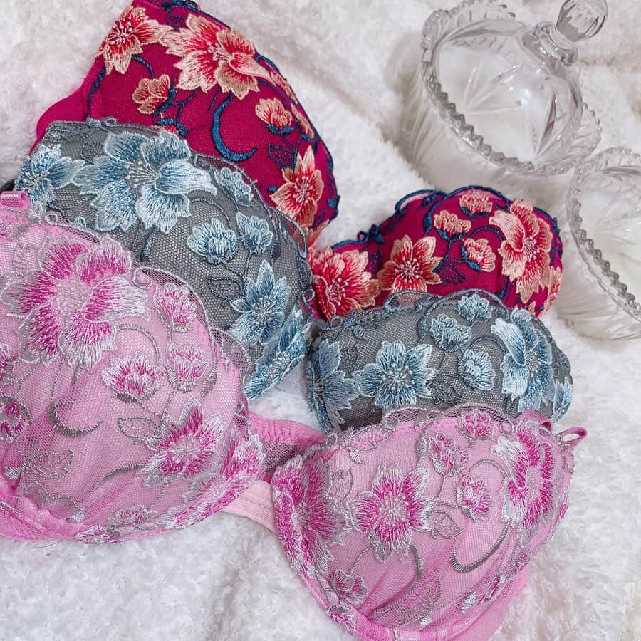 Ravijour札幌4丁目プラザ店のインスタグラム：「刺繍がゴージャスなレディフルール🙆‍♀️💕 ブラ　¥4,890 + tax  ショーツ　¥1,990 +tax〜  詳しくはブログ更新しましたので TOPのURLからチェックしてください🎶  #Ravijour  #Ravijoursapporo #ravijourstaff  #ラヴィジュール」